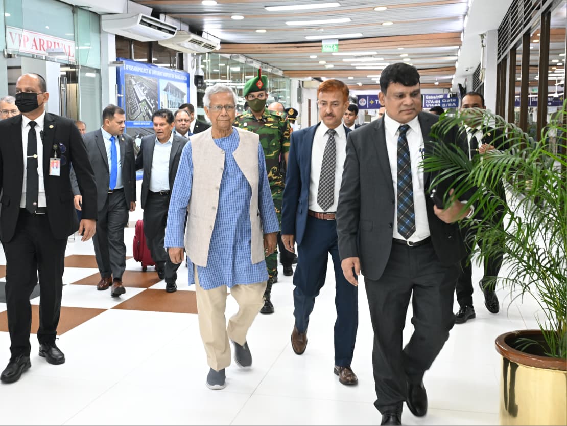 নিউইয়র্কের উদ্দেশে সফরসঙ্গীদের নিয়ে ঢাকা ত্যাগ প্রধান উপদেষ্টার